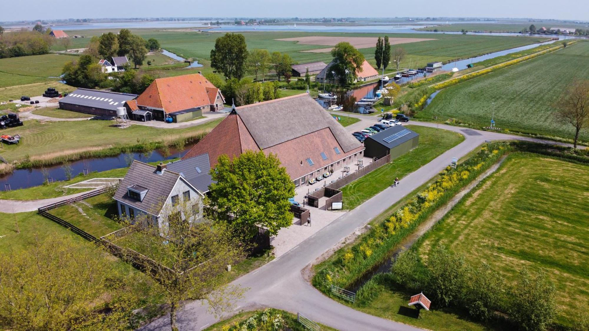 Groepsaccommodatie Fries En Fruitig Nijhuizum Exteriör bild